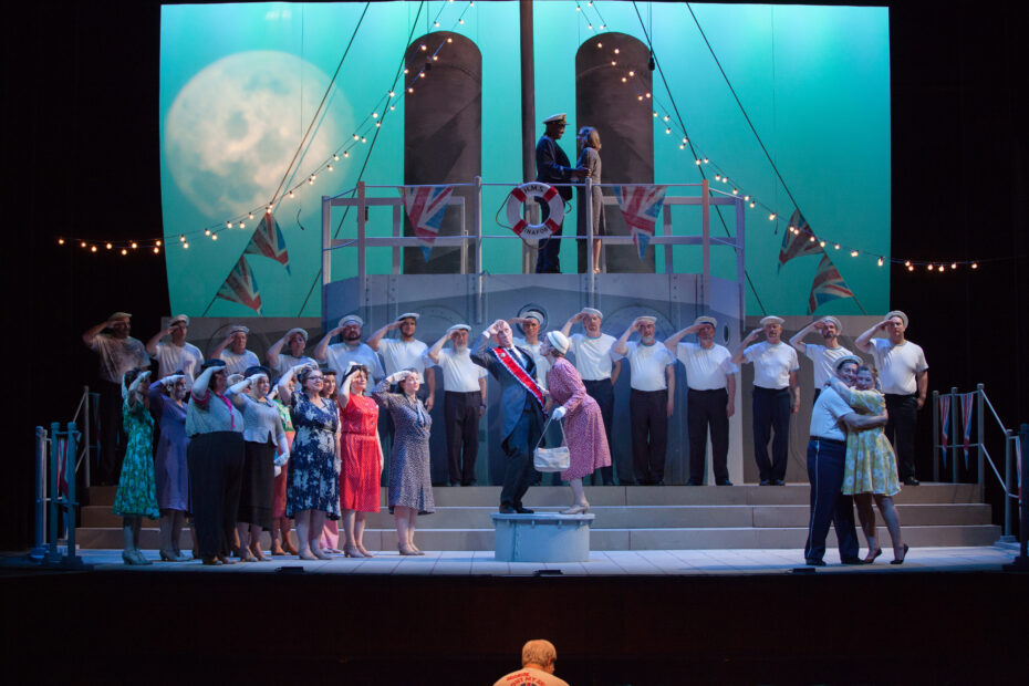 Cast photo of HMS Pinafore